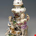  مجسمه دست ساز دکوری چینی آنتیک قدیمی Meissener Urnenvase mit zwei Putten von Kaendler  Modell 1009 hergestellt um 1830 1840